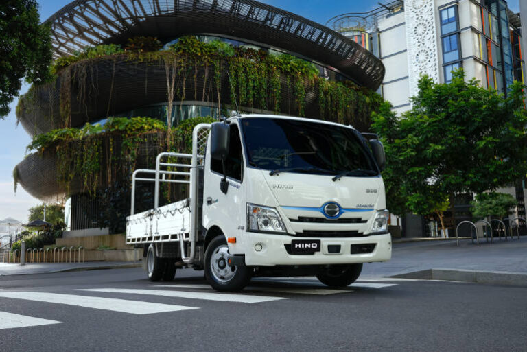 Hino Hybrid 2022 truck