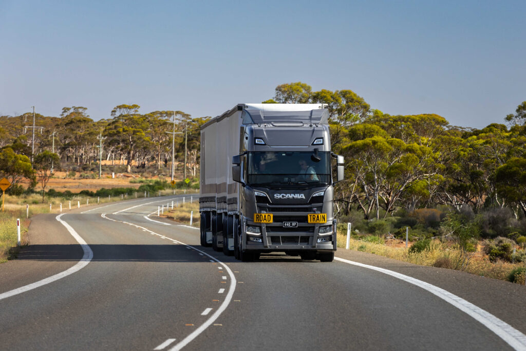 Prime mover truck