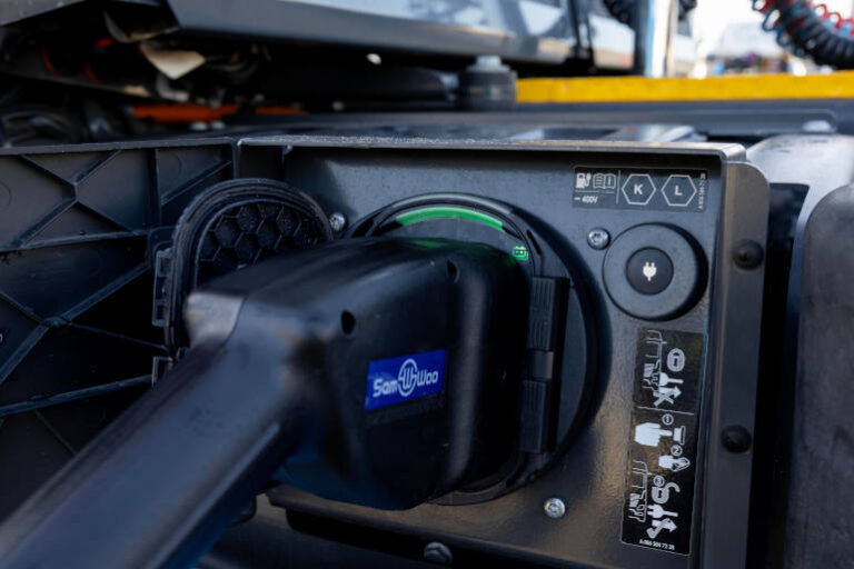 Key considerations for operators transitioning to electric trucks transport emissions reduction