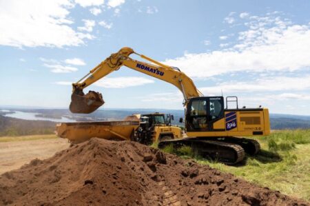 Komatsu introduces new PC220LC-12 and PC220LCi-12 excavators - Fleet HV ...