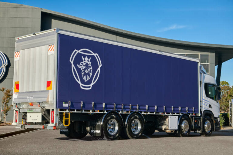 Scania Super 11 curtainsider brings 8×2 efficiency to distribution fleets